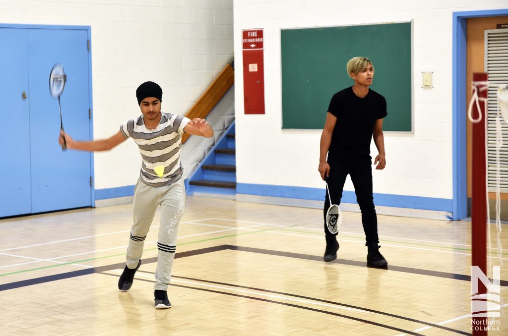 㽶Ƶ students in gym playing badminton